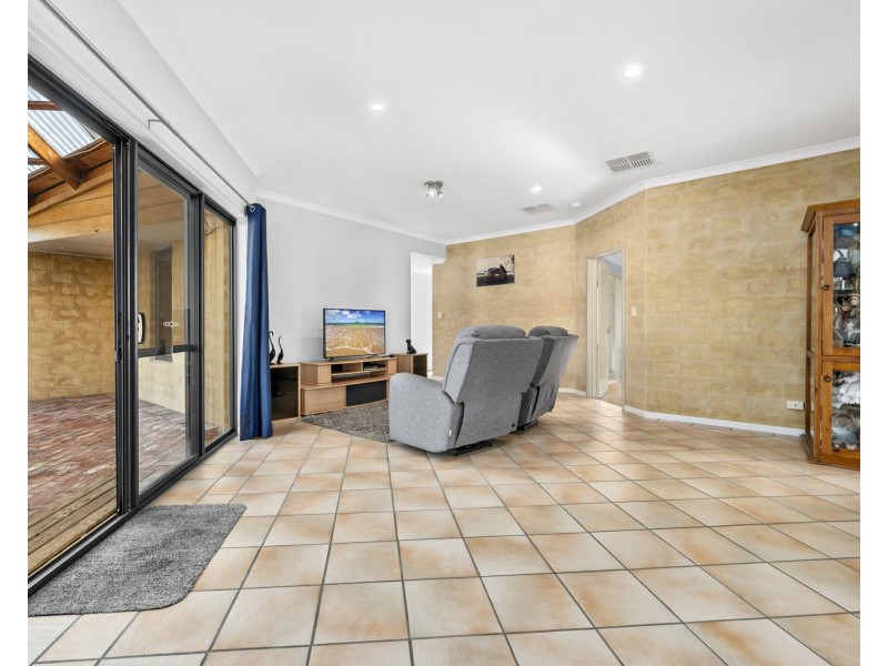4 Heyerdahl Way, Dudley Park WA 6210