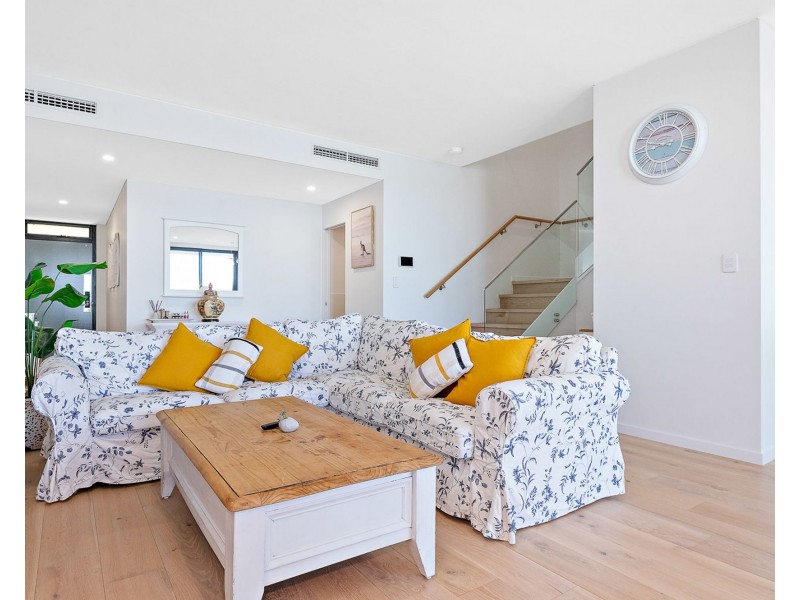 90 Maraboo Loop, North Coogee WA 6163