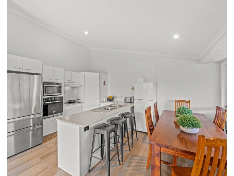 5 Flint Court, Pacific Pines QLD 4211