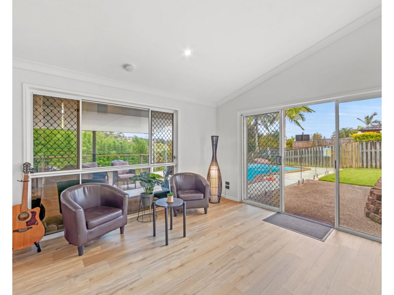 5 Flint Court, Pacific Pines QLD 4211