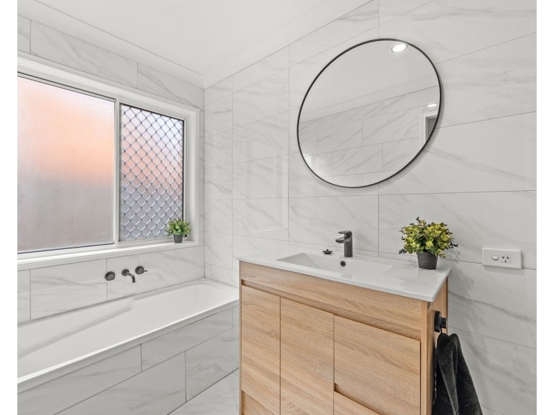 5 Flint Court, Pacific Pines QLD 4211