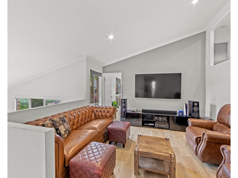 5 Flint Court, Pacific Pines QLD 4211