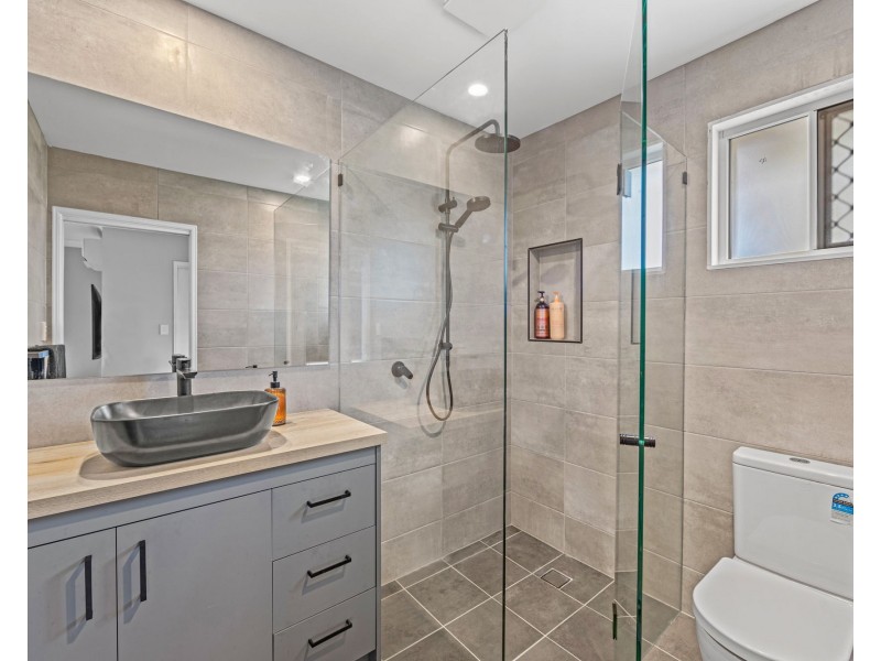 5 Flint Court, Pacific Pines QLD 4211