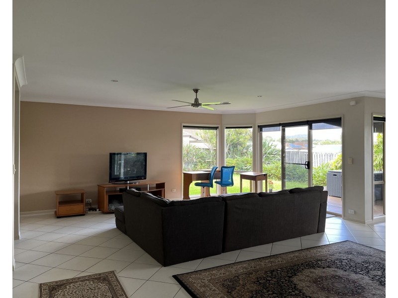 112 Salvado Dr, Pacific Pines QLD 4211