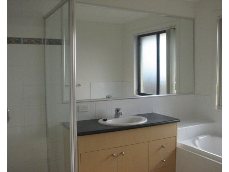 16 Huxley Court, Pacific Pines QLD 4211