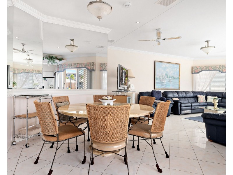 6/76 Bayview Street, Runaway Bay QLD 4216