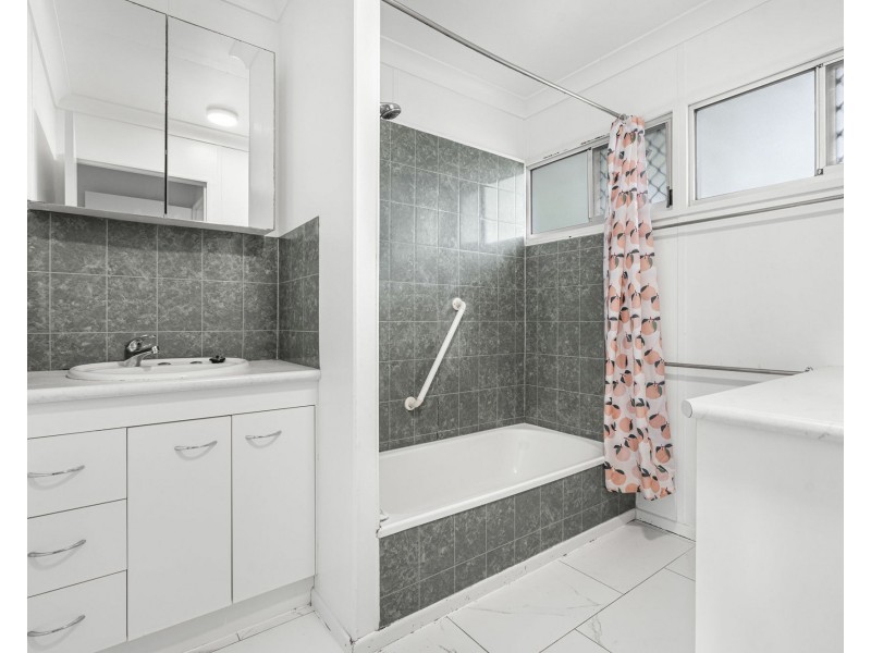 126 Cameron Pde, Wynnum QLD 4178
