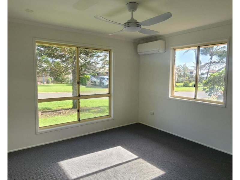 1 Majestic Place, Coral Cove QLD 4670