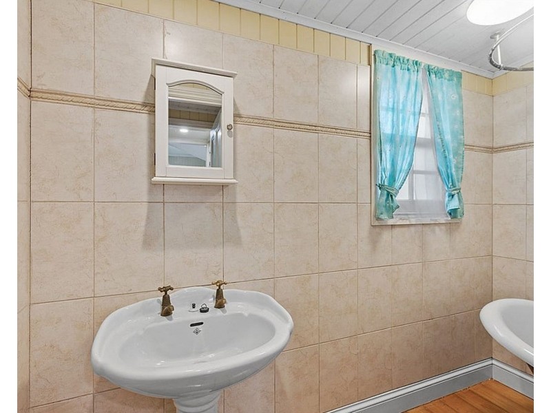 6 Connaught Street, Sandgate QLD 4017