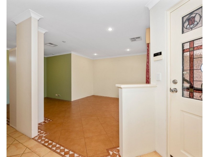 12 Colchester Avenue, Orelia WA 6167