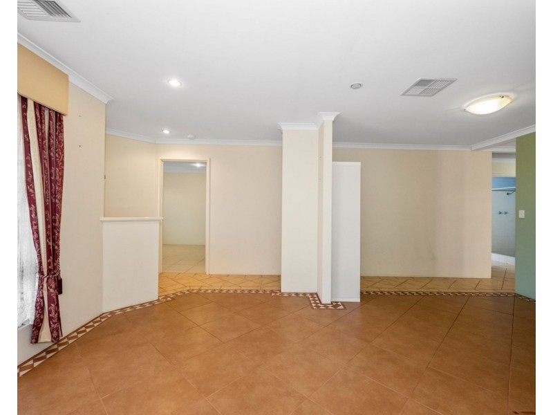 12 Colchester Avenue, Orelia WA 6167