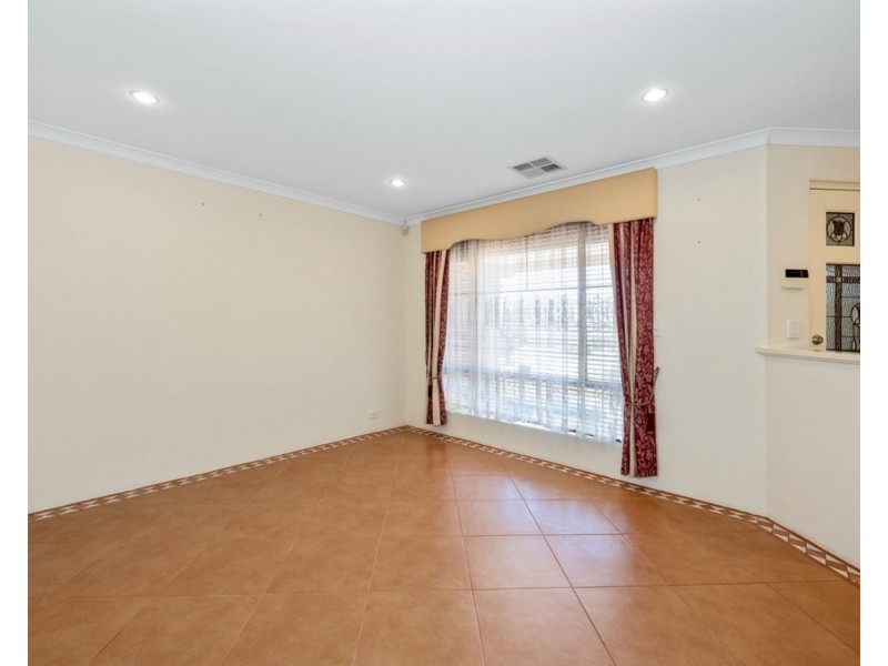 12 Colchester Avenue, Orelia WA 6167