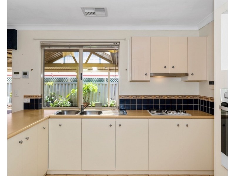 12 Colchester Avenue, Orelia WA 6167