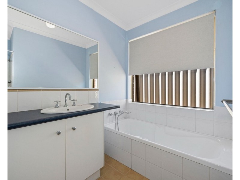 12 Colchester Avenue, Orelia WA 6167