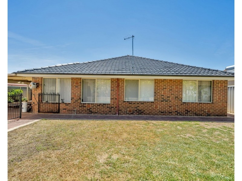12 Colchester Avenue, Orelia WA 6167