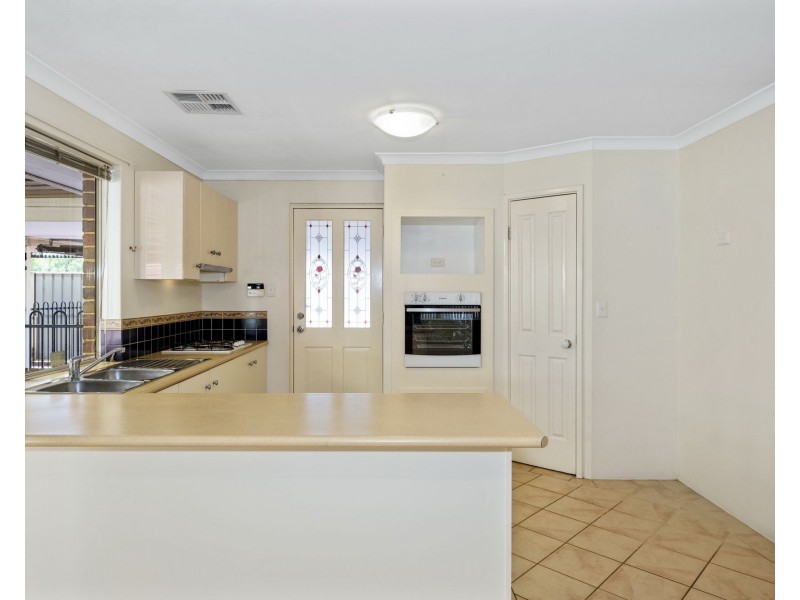 12 Colchester Ave, Orelia WA 6167