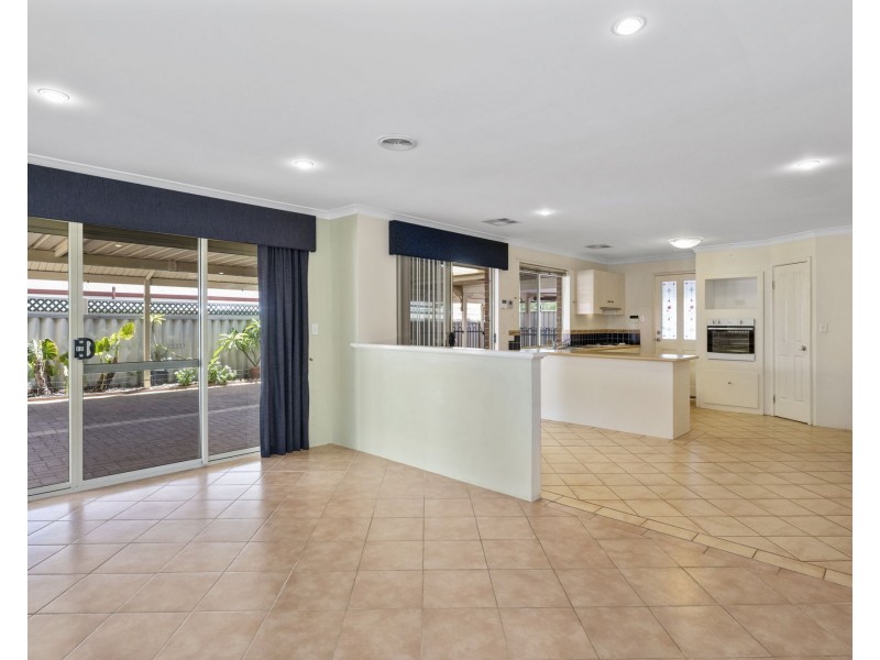 12 Colchester Ave, Orelia WA 6167