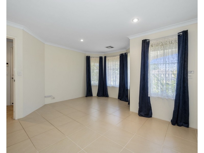 12 Colchester Ave, Orelia WA 6167