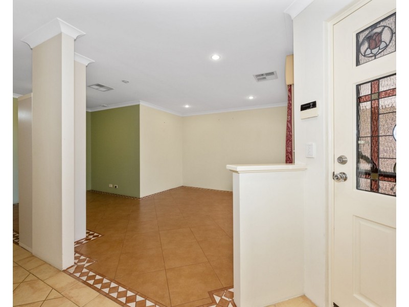 12 Colchester Ave, Orelia WA 6167