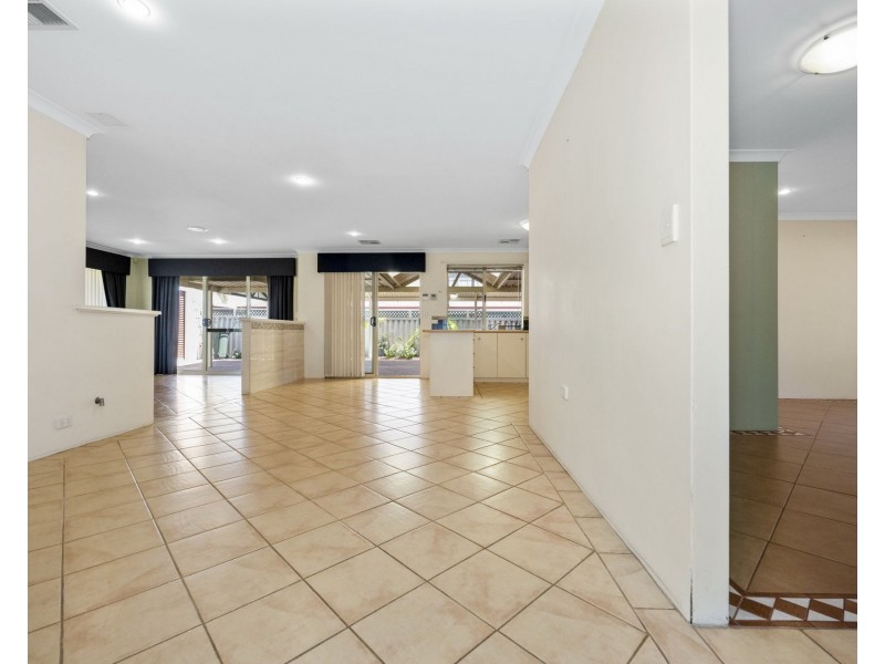 12 Colchester Ave, Orelia WA 6167