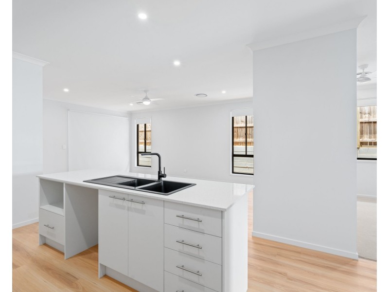 8 Magellan Street, Spring Mountain QLD 4124