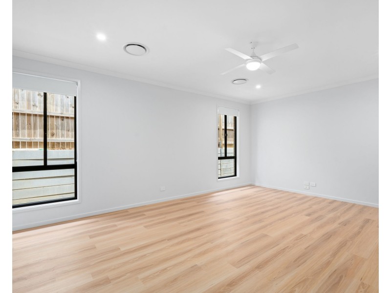 8 Magellan Street, Spring Mountain QLD 4124