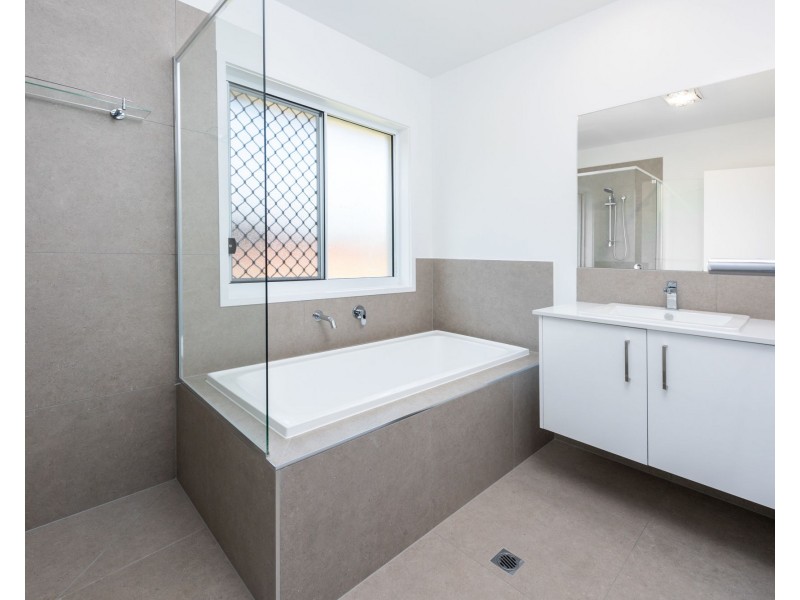 13 Wren Place, Branyan QLD 4670