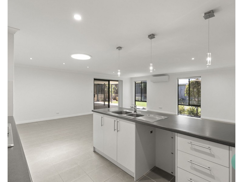 6 Moonstone Parkway, Wellard WA 6170