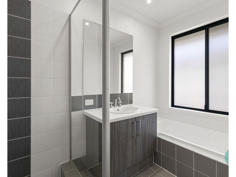 6 Moonstone Parkway, Wellard WA 6170