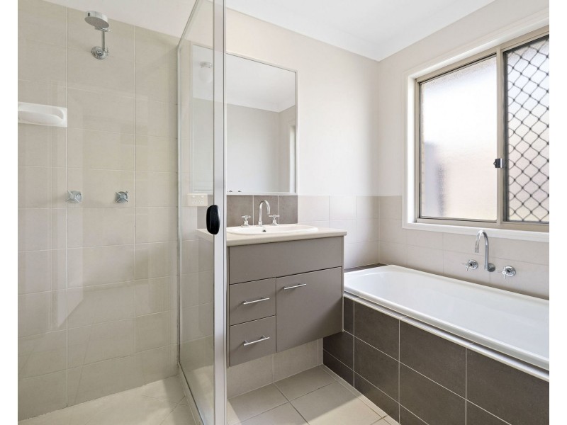 20 Sangster Crescent, Pacific Pines QLD 4211