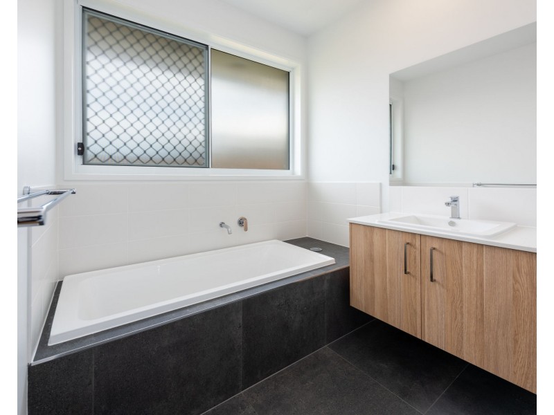 1 Wren Place, Branyan QLD 4670
