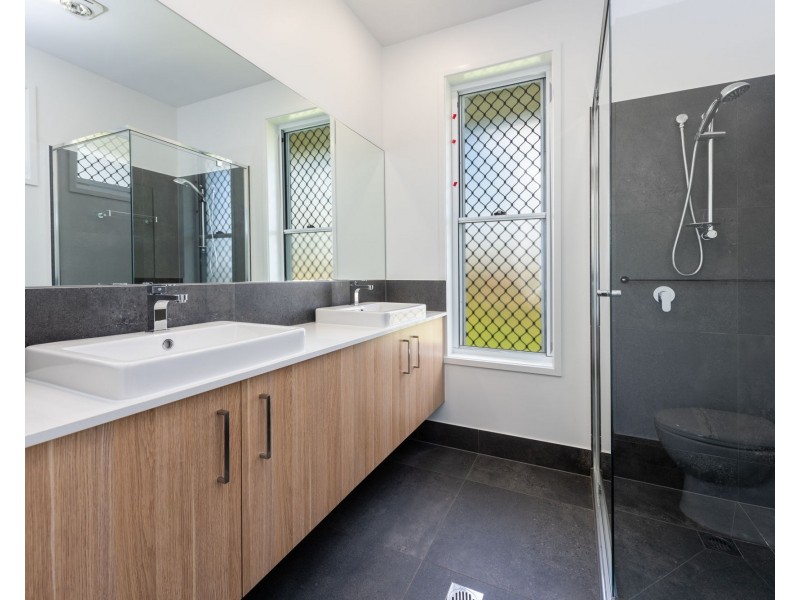 1 Wren Place, Branyan QLD 4670