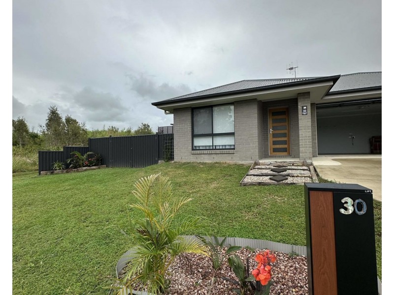 30 Sutherland, Branyan QLD 4670