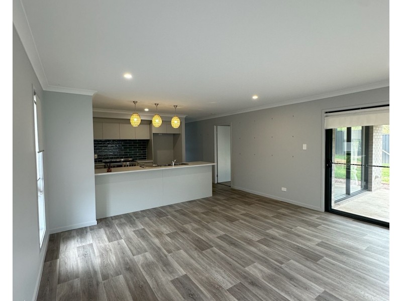 30 Sutherland, Branyan QLD 4670