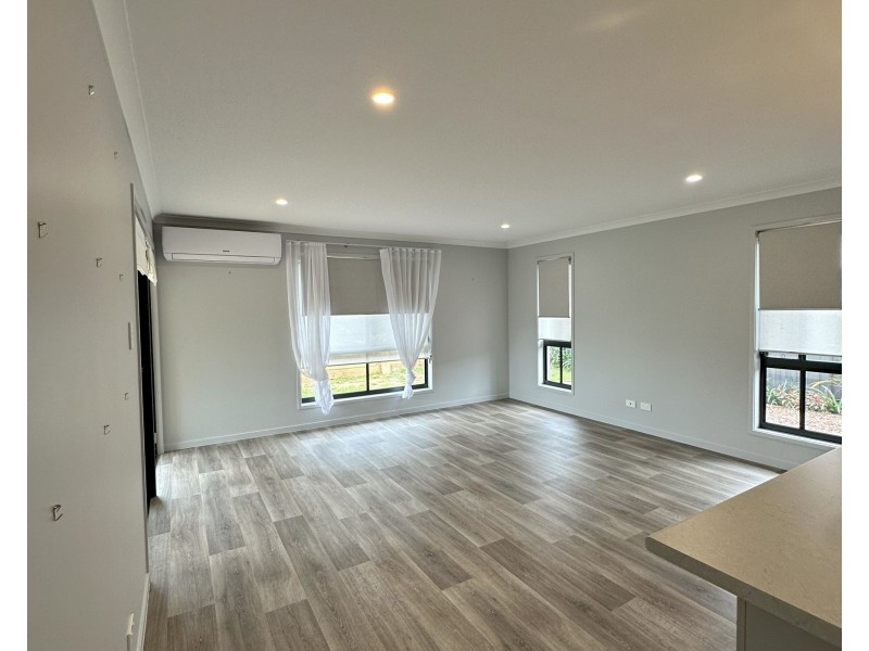 30 Sutherland, Branyan QLD 4670