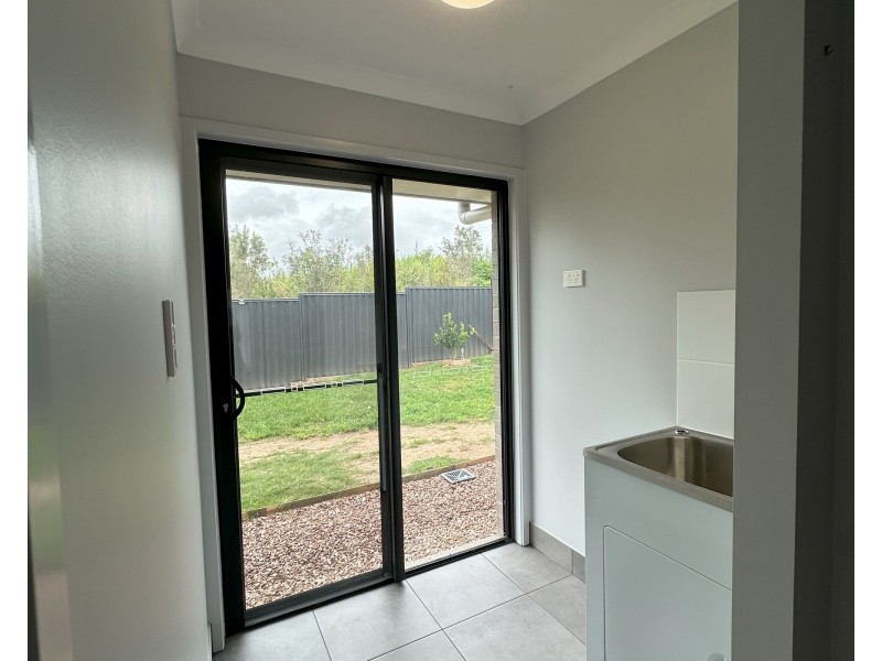 30 Sutherland, Branyan QLD 4670