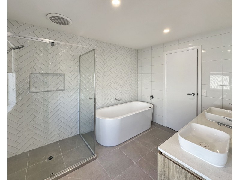 201 Belvedere Drive, Spring Mountain QLD 4124