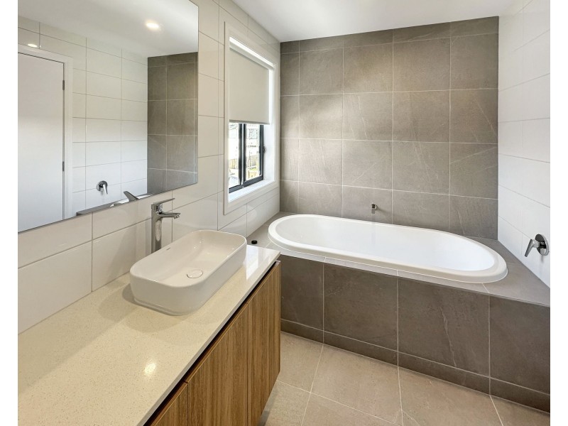 201 Belvedere Drive, Spring Mountain QLD 4124