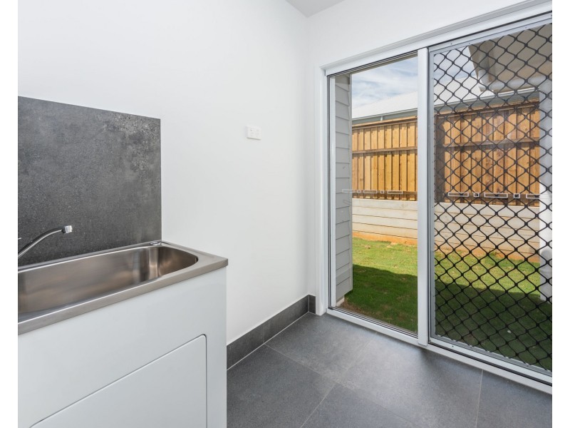 27 Cummins Road, Branyan QLD 4670