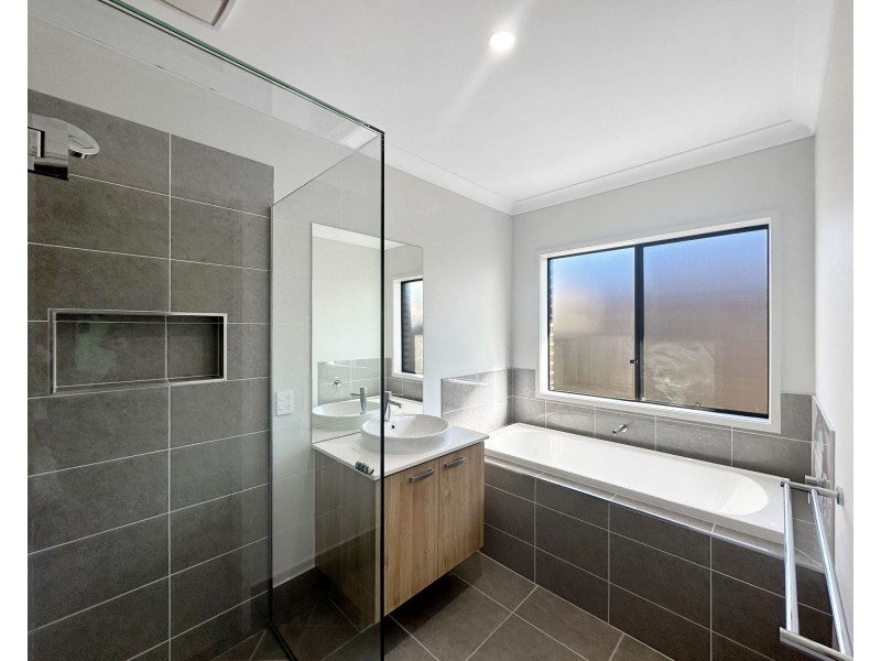 74 Vassallo Drive, Rosewood QLD 4340