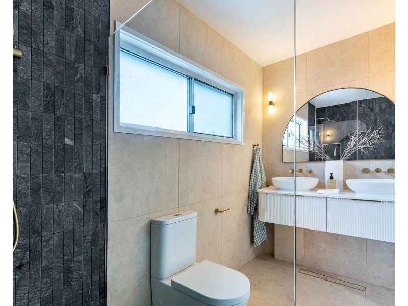 1 & 2/5 Kyeema Street, Buddina QLD 4575