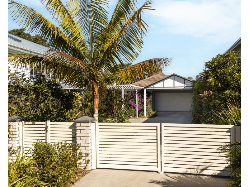 16 Connaught St, Sandgate QLD 4017
