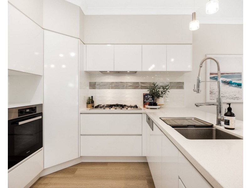 16 Connaught St, Sandgate QLD 4017