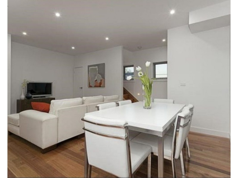 2/34 Cyclamen Avenue, Altona North VIC 3025