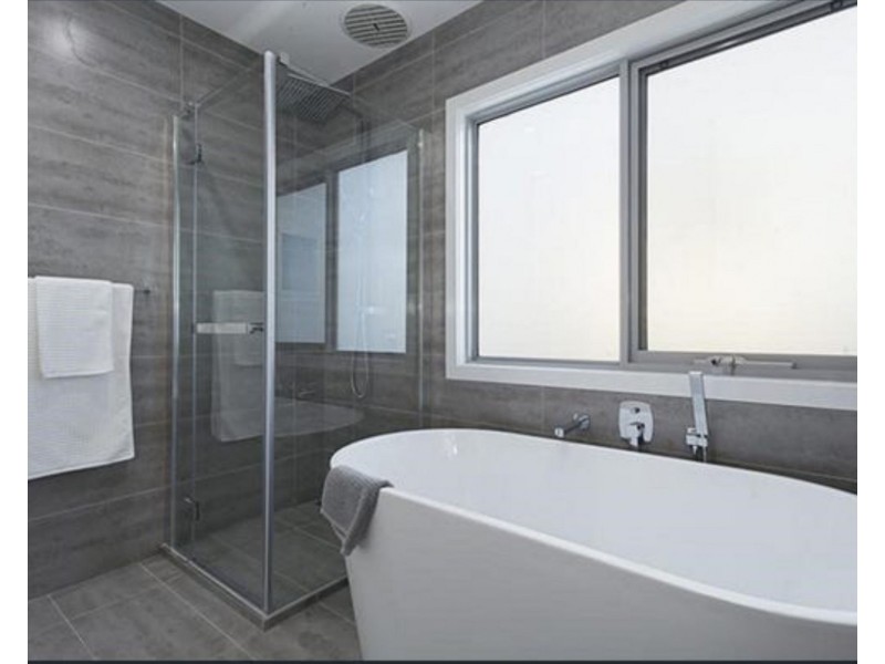 2/34 Cyclamen Avenue, Altona North VIC 3025