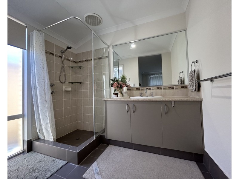 25 Bordeaux Parade, Piara Waters WA 6112