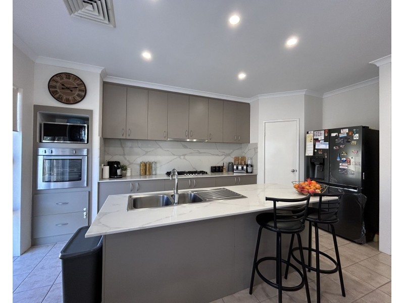 25 Bordeaux Parade, Piara Waters WA 6112