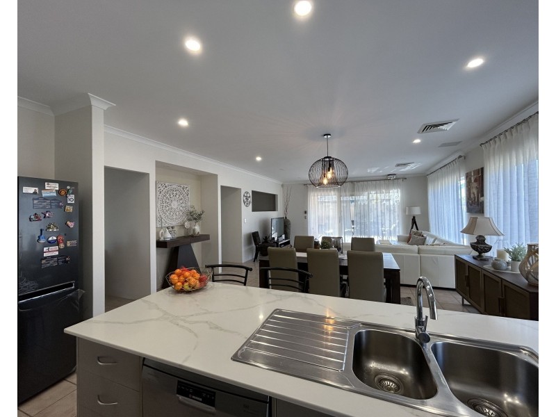 25 Bordeaux Parade, Piara Waters WA 6112