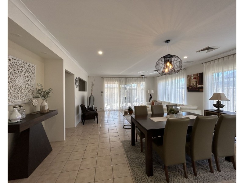 25 Bordeaux Parade, Piara Waters WA 6112