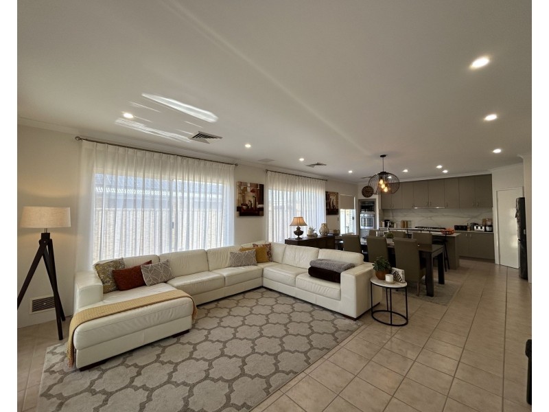 25 Bordeaux Parade, Piara Waters WA 6112